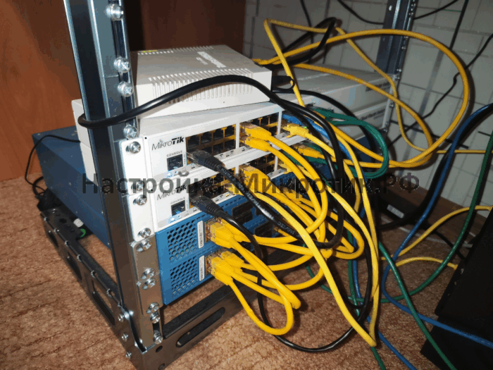 Металл стойки довольно крепкий и выдерживает 2 штуки Palo Alto PA-820 и 2 CRS326.